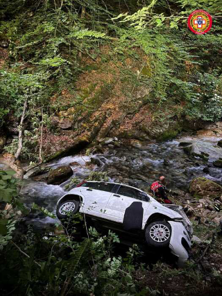 Donna finisce con auto in un burrone, salvata